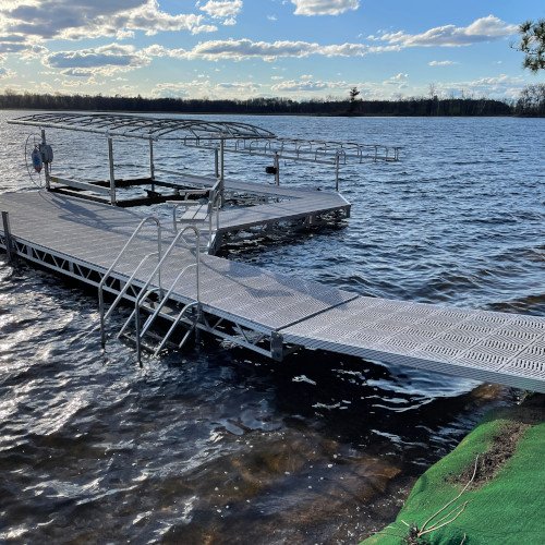 A Highly Customized LT Dock on The Lake