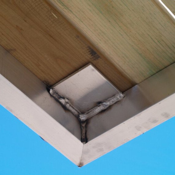 Heavy duty gusseted corners